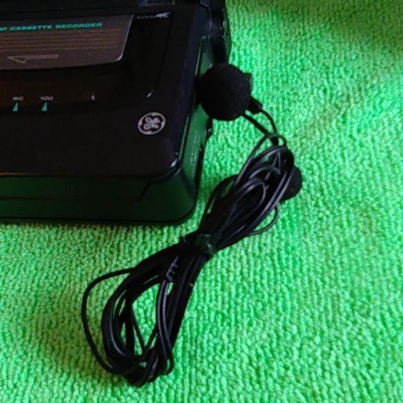 GE 3-5366A Portable Cassette Player - Picture 9 of 9